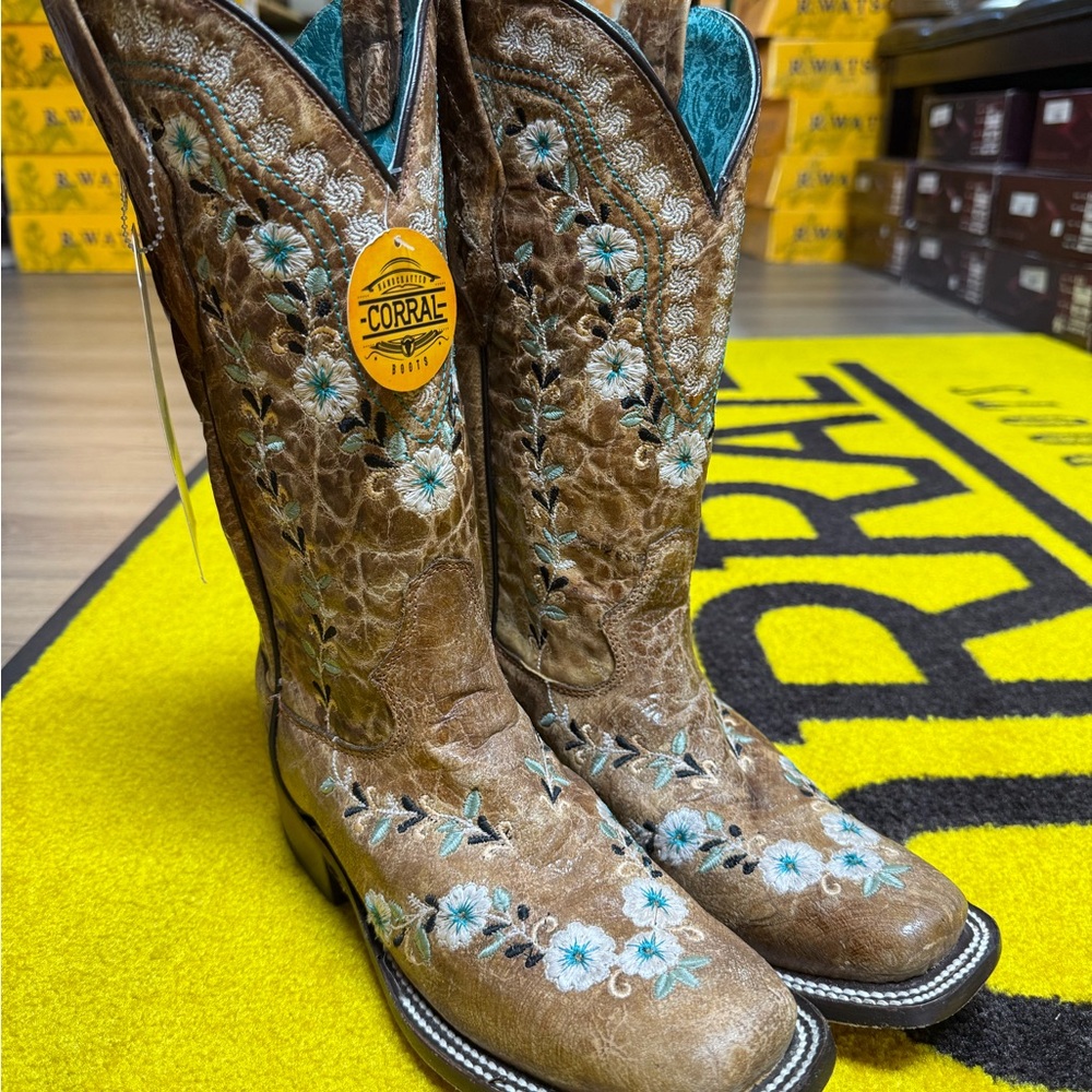 A4398 Corral Wms Size 7 B 11” Narrow Sq Toe